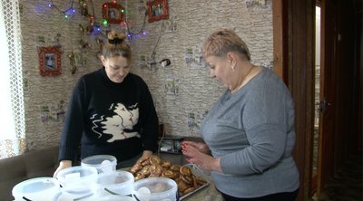 Сальтисони, відбивні та салати: волонтерки з Черкащини відправили на фронт тонну домашніх страв Сальтисони, відбивні та салати: волонтерки з Черкащини відправили на фронт тонну домашніх страв