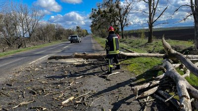 Протягом 26 квітня рятувальники 22 рази залучалися до ліквідації наслідків негоди Протягом 26 квітня рятувальники 22 рази залучалися до ліквідації наслідків негоди