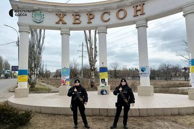 Сестри-поліцейські, які служили під обстрілами у Херсоні Сестри-поліцейські, які служили під обстрілами у Херсоні