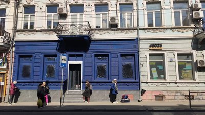 Фасад будинку, стіна темно-синього кольору Фасад будинку, стіна темно-синього кольору