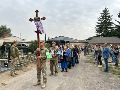 Схилили голови: в Умані на Черкащині попрощалися із захисником Схилили голови: в Умані на Черкащині попрощалися із захисником