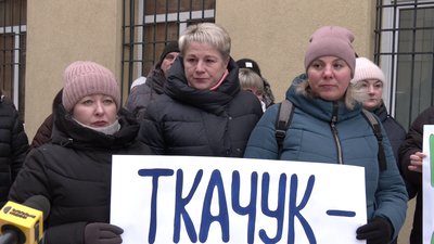 "Прийшли підтримати нашого "батька": тролейбусники погрожують страйком через суд проти керівника підприємства "Прийшли підтримати нашого "батька": тролейбусники погрожують страйком через суд проти керівника підприємства
