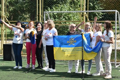 Валерій Залужний передав у свою рідну школу на Житомирщині прапор з підписом Валерій Залужний передав у свою рідну школу на Житомирщині прапор з підписом