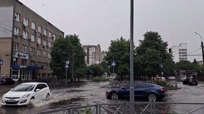 У Черкасах після зливи 8 червня деякі вулиці затопило У Черкасах після зливи 8 червня деякі вулиці затопило