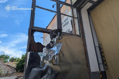 Війська РФ вдарили по території підрозділу ДСНС у Нікополі Війська РФ вдарили по території підрозділу ДСНС у Нікополі