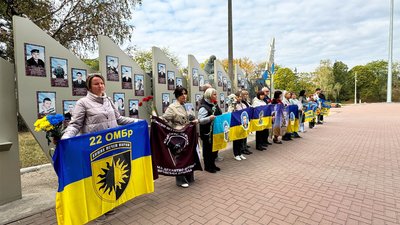 У Кропивницькому вшанували захисників та захисниць України У Кропивницькому вшанували захисників та захисниць України