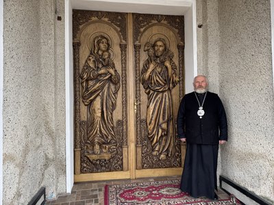 Архиєпископ ПЦУ власноруч зробив дерев’яні двері для церкви на Тернопільщині Архиєпископ ПЦУ власноруч зробив дерев’яні двері для церкви на Тернопільщині