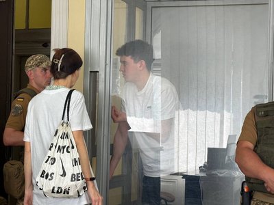 Вячеслав Зінченко спілкується із мамою Вячеслав Зінченко спілкується із мамою