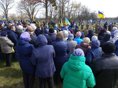 Зустріли на колінах: громада Черкащини попрощалась із захисником