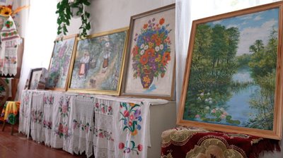 Все життя з пензлем у руках: 77-річна черкащанка розмалювала селище, у якому живе Все життя з пензлем у руках: 77-річна черкащанка розмалювала селище, у якому живе