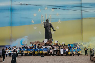 "Будемо боротися за кожного". У Чернівцях відбулась акція на підтримку військових, які в полоні чи зникли безвісти "Будемо боротися за кожного". У Чернівцях відбулась акція на підтримку військових, які в полоні чи зникли безвісти