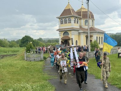 Прощались на колінах: на Черкащині поховали захисника