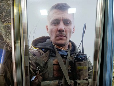 У Хмельницькому порощалися з загиблим захисником — 32-річним Павлом Комадою У Хмельницькому порощалися з загиблим захисником — 32-річним Павлом Комадою
