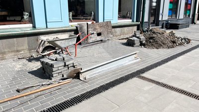 У Кропивницькому невідомі демонтували плитку та розкопали частину маршруту безбар'єрності: що відомо У Кропивницькому невідомі демонтували плитку та розкопали частину маршруту безбар'єрності: що відомо