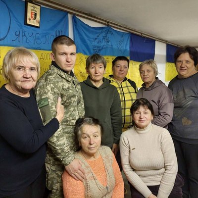 "Справжні олевчаночки": на Житомирщині волонтерки сплели понад тисячу захисних сіток для військових "Справжні олевчаночки": на Житомирщині волонтерки сплели понад тисячу захисних сіток для військових