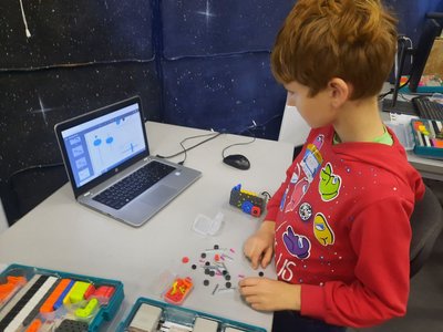 У Дніпрі діти за допомогою роботів намалювали листівки для поранених військових У Дніпрі діти за допомогою роботів намалювали листівки для поранених військових