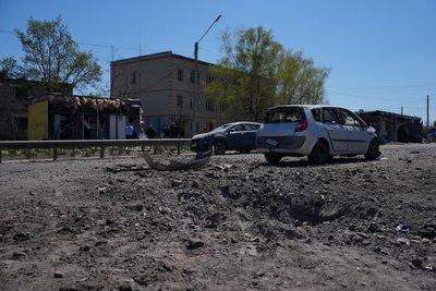Розбита дорога після атаки РФ на Мерефу 4 травня 2026 року Розбита дорога після атаки РФ на Мерефу 4 травня 2026 року