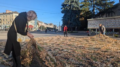 Вистачить, щоб вкрити усе місто: волонтери у Луцьку сплели понад 70 тисяч кв. м маскувальних сіток Вистачить, щоб вкрити усе місто: волонтери у Луцьку сплели понад 70 тисяч кв. м маскувальних сіток