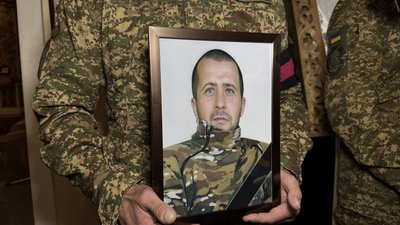 У Полтаві провели в останню путь трьох військових, які полягли на фронті У Полтаві провели в останню путь трьох військових, які полягли на фронті