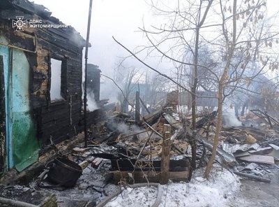 На Житомирщині рятувальники виявили тіла двох чоловіків під час гасіння пожежі На Житомирщині рятувальники виявили тіла двох чоловіків під час гасіння пожежі