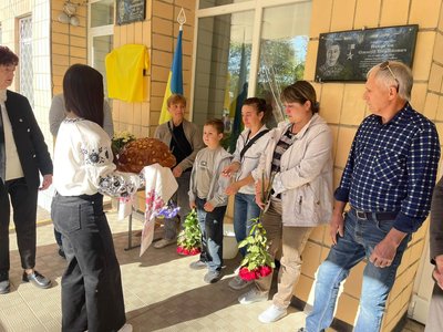 «Історія людини»: у ліцеї на Черкащині встановили меморіальну дошкувійськовому