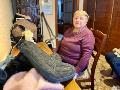 12 пенсіонерок із Волині шиють бурки для бійців 12 пенсіонерок із Волині шиють бурки для бійців