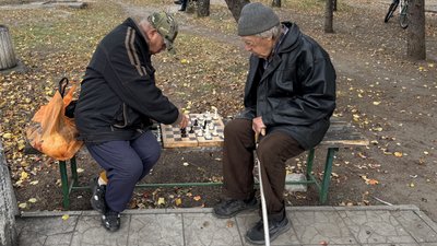 Шахісти Олег та Владислав грають у шахи на лавочці Святогірськ Донецька область 8 жовтня 2025 рік Шахісти Олег та Владислав грають у шахи на лавочці Святогірськ Донецька область 8 жовтня 2025 рік