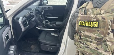 Пачка грошей лежить на сидінні авто
