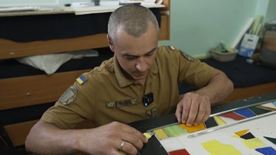 Кожен святий тримає зброю: у Вінниці нацгвардійці розписують храм Кожен святий тримає зброю: у Вінниці нацгвардійці розписують храм