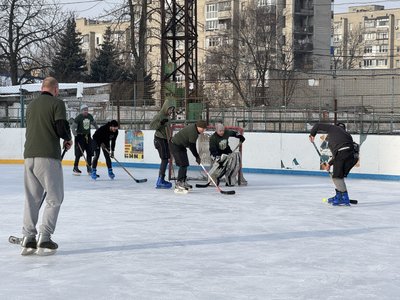 "Це ж спорт, це прекрасно": військовослужбовці грали у хокей у Сумах "Це ж спорт, це прекрасно": військовослужбовці грали у хокей у Сумах