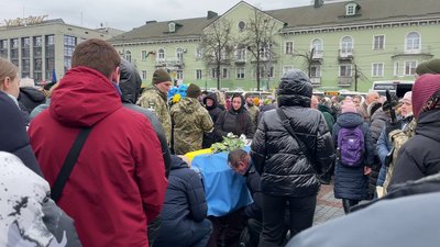 З військовими Олександром Кривчуком та Андрієм Довжаницею попрощалися у Рівному З військовими Олександром Кривчуком та Андрієм Довжаницею попрощалися у Рівному
