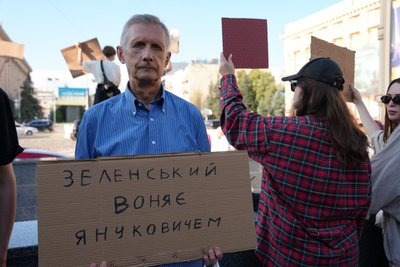 Акція протесту проти закону №12414, ухваленого 22 липня, окремі статті якого обмежують повноваження НАБУ та САП, Харків, 23 липня 2025 року Акція протесту проти закону №12414, ухваленого 22 липня, окремі статті якого обмежують повноваження НАБУ та САП, Харків, 23 липня 2025 року