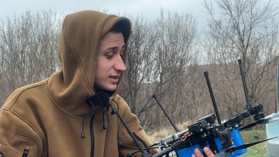 Станіслав на землі, показує дрон денний бомбер Донецька область 31 березня 2025 рік Станіслав на землі, показує дрон денний бомбер Донецька область 31 березня 2025 рік