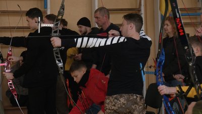 Військові та ветерани стріляли з луків у Рівному Військові та ветерани стріляли з луків у Рівному