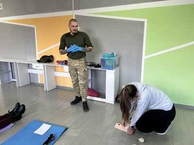Військовий на відновленні із Полтавщини навчає домедичній допомозі та як керувати БпЛА Військовий на відновленні із Полтавщини навчає домедичній допомозі та як керувати БпЛА