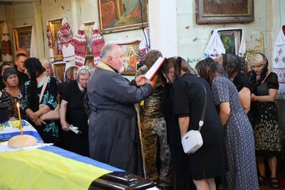 Син приїхав на похорон з фронту: на Волині попрощались з загиблим на війні Борисом Кузьмічуком Син приїхав на похорон з фронту: на Волині попрощались з загиблим на війні Борисом Кузьмічуком
