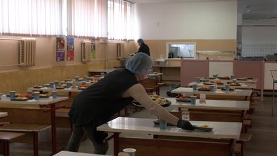 Спалах кишкової інфекції: з підприємцем, який годував дітей в Рівненському ліцеї № 8, розірвуть договір Спалах кишкової інфекції: з підприємцем, який годував дітей в Рівненському ліцеї № 8, розірвуть договір