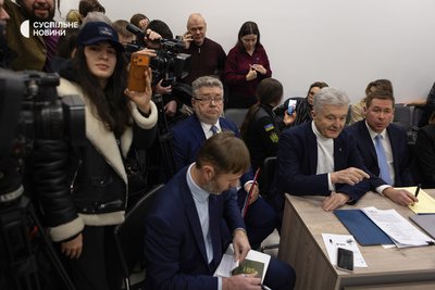 Пʼятий президент України та лідер партії "Європейська Солідарність" Петро Порошенко (другий праворуч) з адвокатами під час судового засідання в Касаційному суді у Києві, 30 січня 2026 року Пʼятий президент України та лідер партії "Європейська Солідарність" Петро Порошенко (другий праворуч) з адвокатами під час судового засідання в Касаційному суді у Києві, 30 січня 2026 року