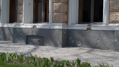 “Несучі стіни садиби удар витримали”: як садиба Сумовських у Сумах витримала обстріли в 1943 та 2025 “Несучі стіни садиби удар витримали”: як садиба Сумовських у Сумах витримала обстріли в 1943 та 2025