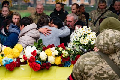 В Ужгороді попрощалися із полеглим захисником Олегом Копчею В Ужгороді попрощалися із полеглим захисником Олегом Копчею