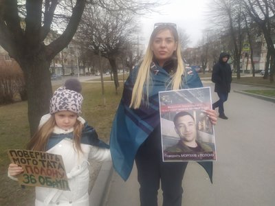 "Не мовчи. Полон вбиває". Родичі військовополонених проводять акцію в Дніпрі "Не мовчи. Полон вбиває". Родичі військовополонених проводять акцію в Дніпрі