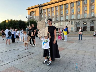 Черкасці зібралися на акцію протесту через обмеження повноважень НАБУ І САП Черкасці зібралися на акцію протесту через обмеження повноважень НАБУ І САП