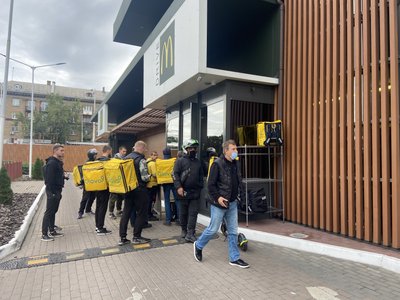 Щасливі кияни та змучені кур'єри. Як у Києві знову відкрився McDonald’s Щасливі кияни та змучені кур'єри. Як у Києві знову відкрився McDonald’s