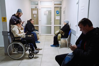 Черга до травматолога у лікарні в Близнюках, Харківська область Черга до травматолога у лікарні в Близнюках, Харківська область