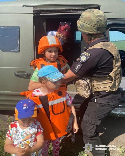 Із прифронтового села на Дніпропетровщині евакуювали маму з трьома дітьми