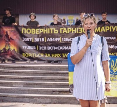 "Люди кричали, щоб їх хтось вбив". Історія маріупольки, яка вижила під завалами та чекає чоловіка з російського полону "Люди кричали, щоб їх хтось вбив". Історія маріупольки, яка вижила під завалами та чекає чоловіка з російського полону