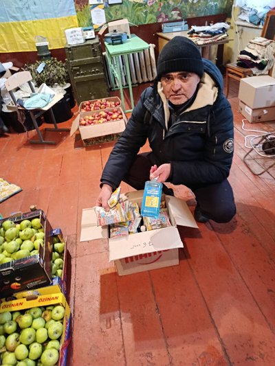 Світло для фронту: вінничанин виготовив понад пів тисячі окопних свічок для військових Світло для фронту: вінничанин виготовив понад пів тисячі окопних свічок для військових