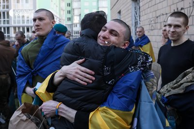 Звільнені з російського полону військовослужбовці обіймаються біля лікарні у Чернігові, де їх зустрічають рідні та побратими, 19 квітня 2025 року Звільнені з російського полону військовослужбовці обіймаються біля лікарні у Чернігові, де їх зустрічають рідні та побратими, 19 квітня 2025 року