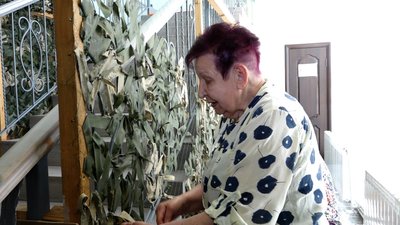 "Як не ми, то хто?": переселенка з Херсонщини у Житомирі плете сітки та допомагає підрозділу сина-військового "Як не ми, то хто?": переселенка з Херсонщини у Житомирі плете сітки та допомагає підрозділу сина-військового