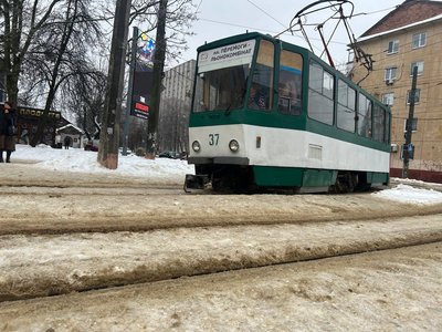 Ожеледиця у Житомирі: комунальники цілодобово прибирають дороги й тротуари Ожеледиця у Житомирі: комунальники цілодобово прибирають дороги й тротуари